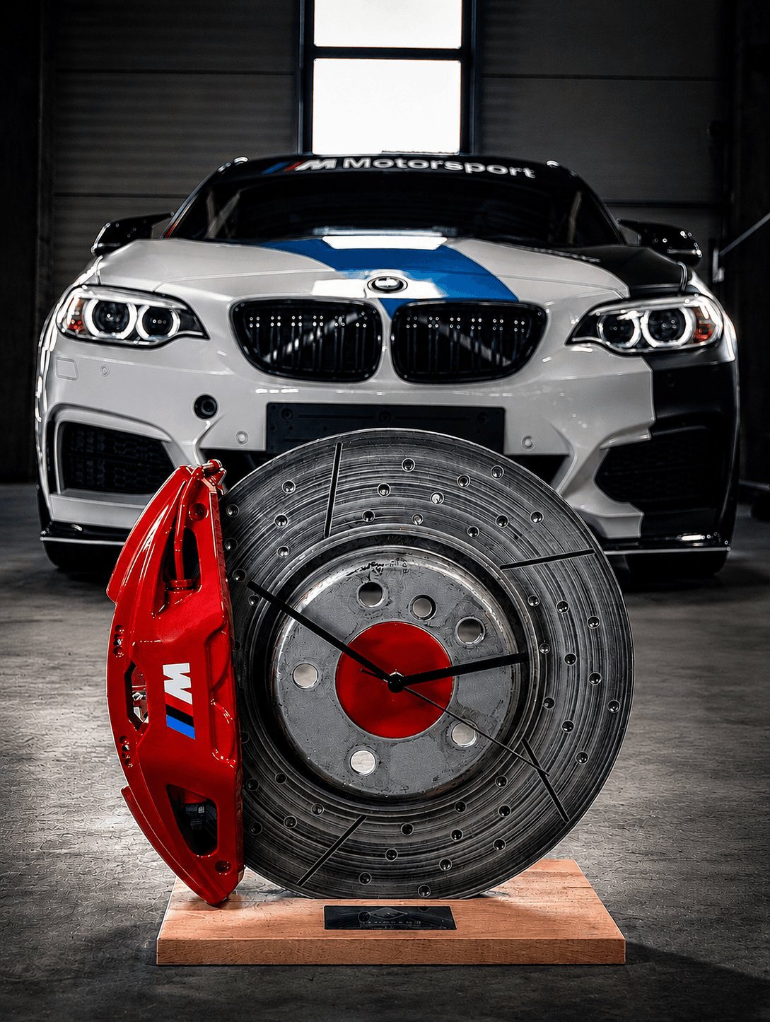 Automotive-Szene mit Sportwagen und einer Uhr aus einer Bremsscheibe